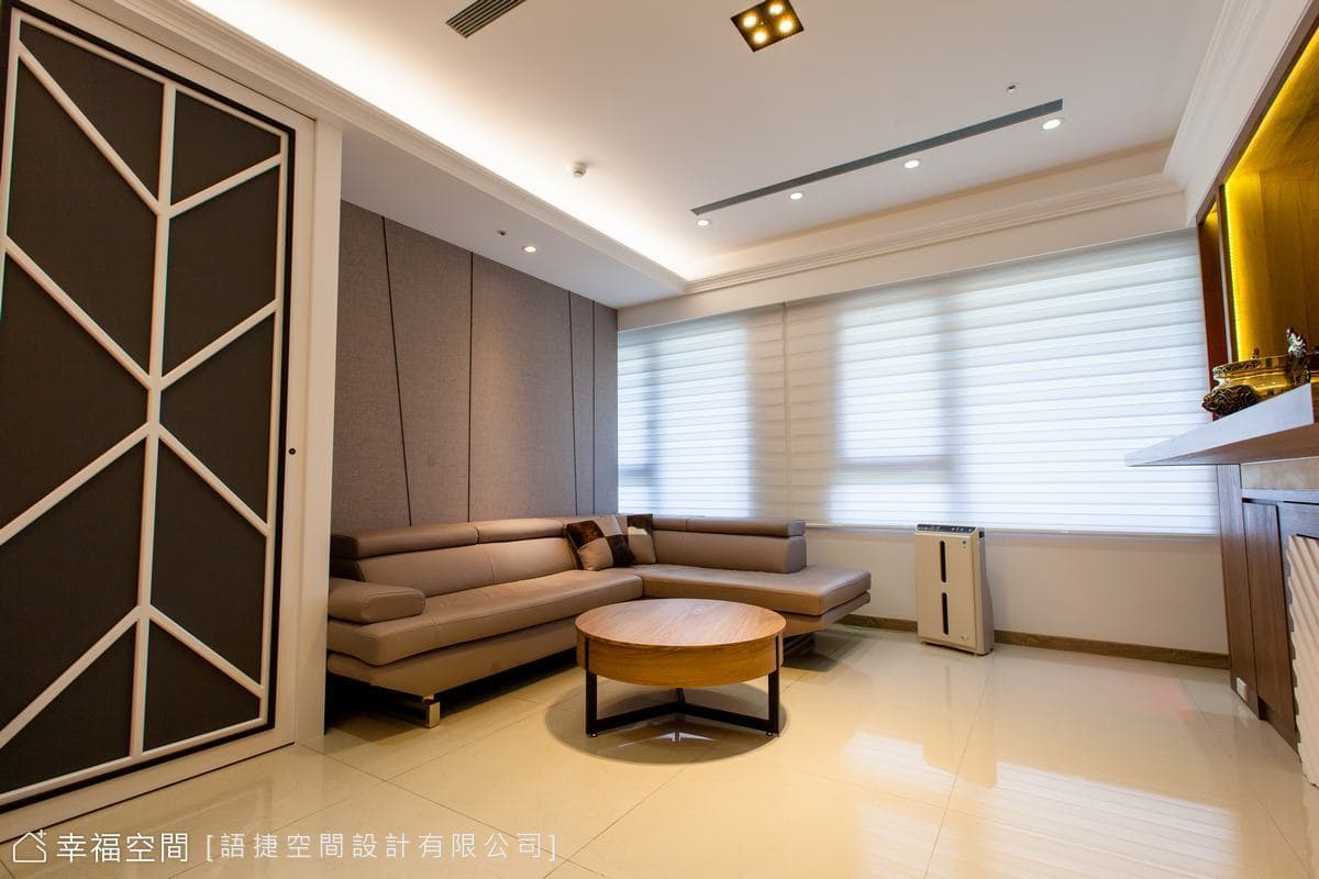 沙發背牆