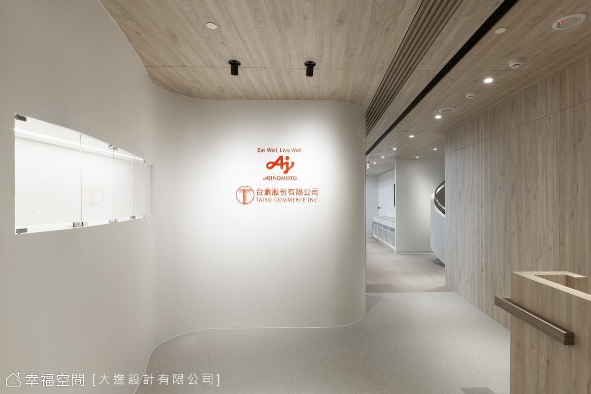 挑高日系辦公空間 結合侘寂與自然的簡約美學│230坪