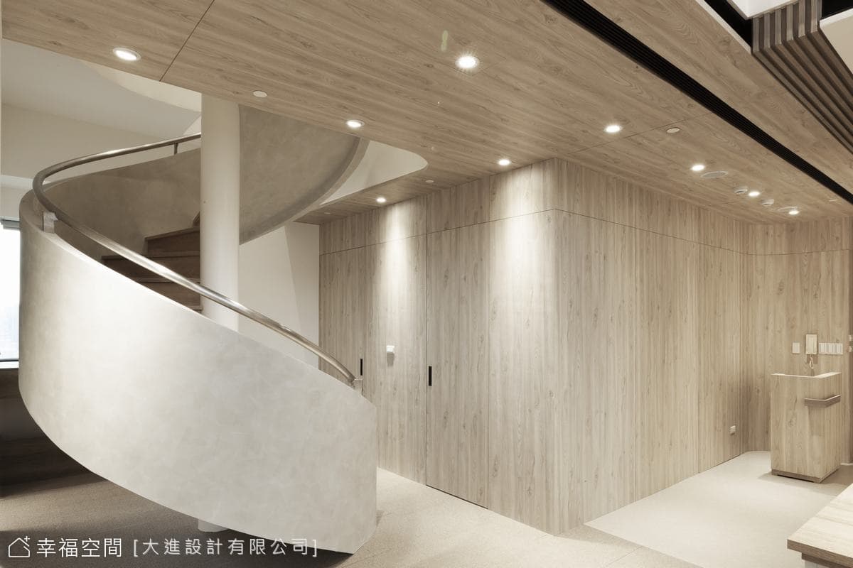 挑高日系辦公空間 結合侘寂與自然的簡約美學│230坪