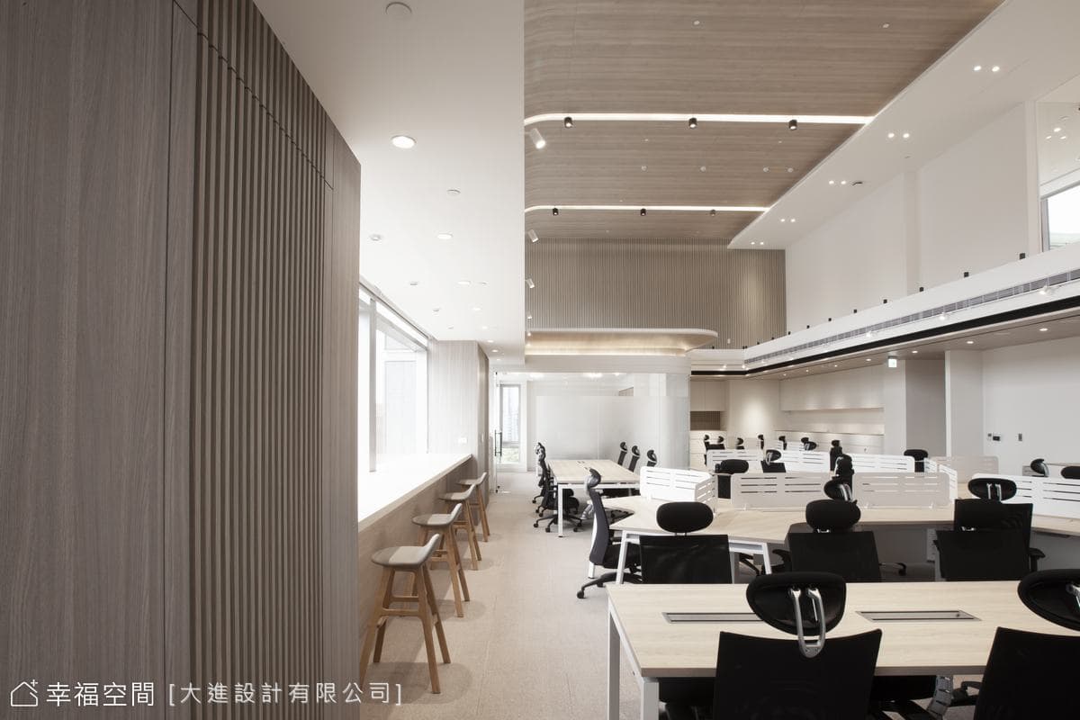 挑高日系辦公空間 結合侘寂與自然的簡約美學│230坪
