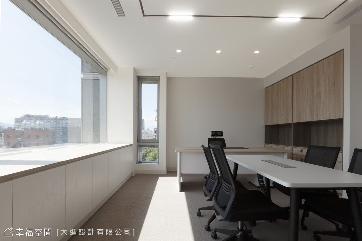挑高日系辦公空間 結合侘寂與自然的簡約美學│230坪