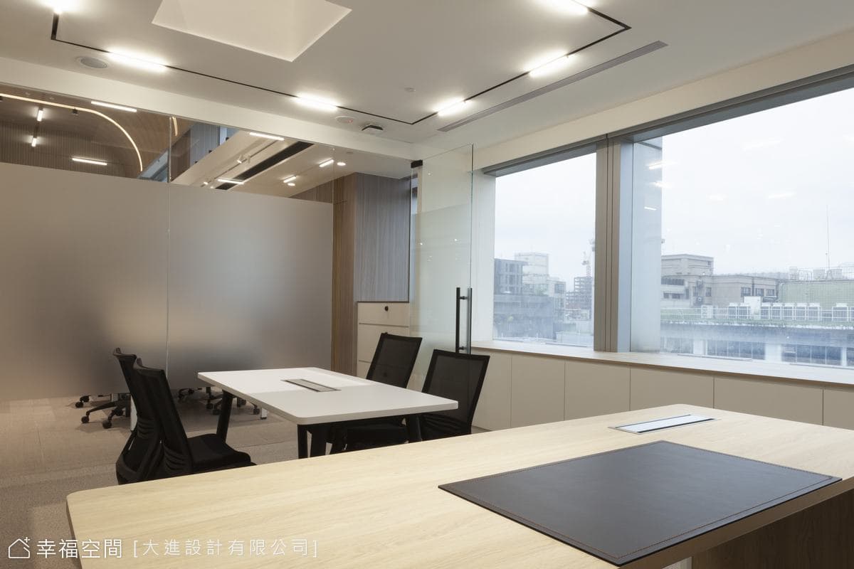 挑高日系辦公空間 結合侘寂與自然的簡約美學│230坪