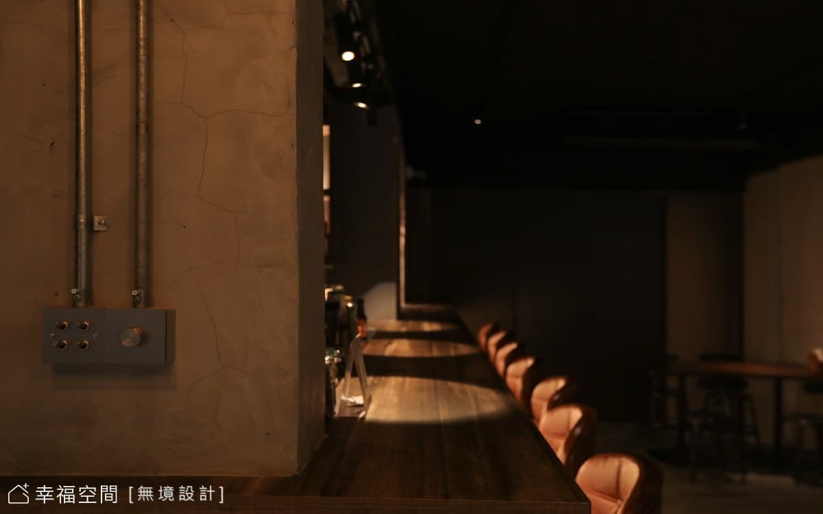 鐵骨浪漫，敘利亞復古風餐酒館｜復古工業風｜35坪