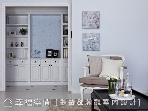 單椅旁的牆面