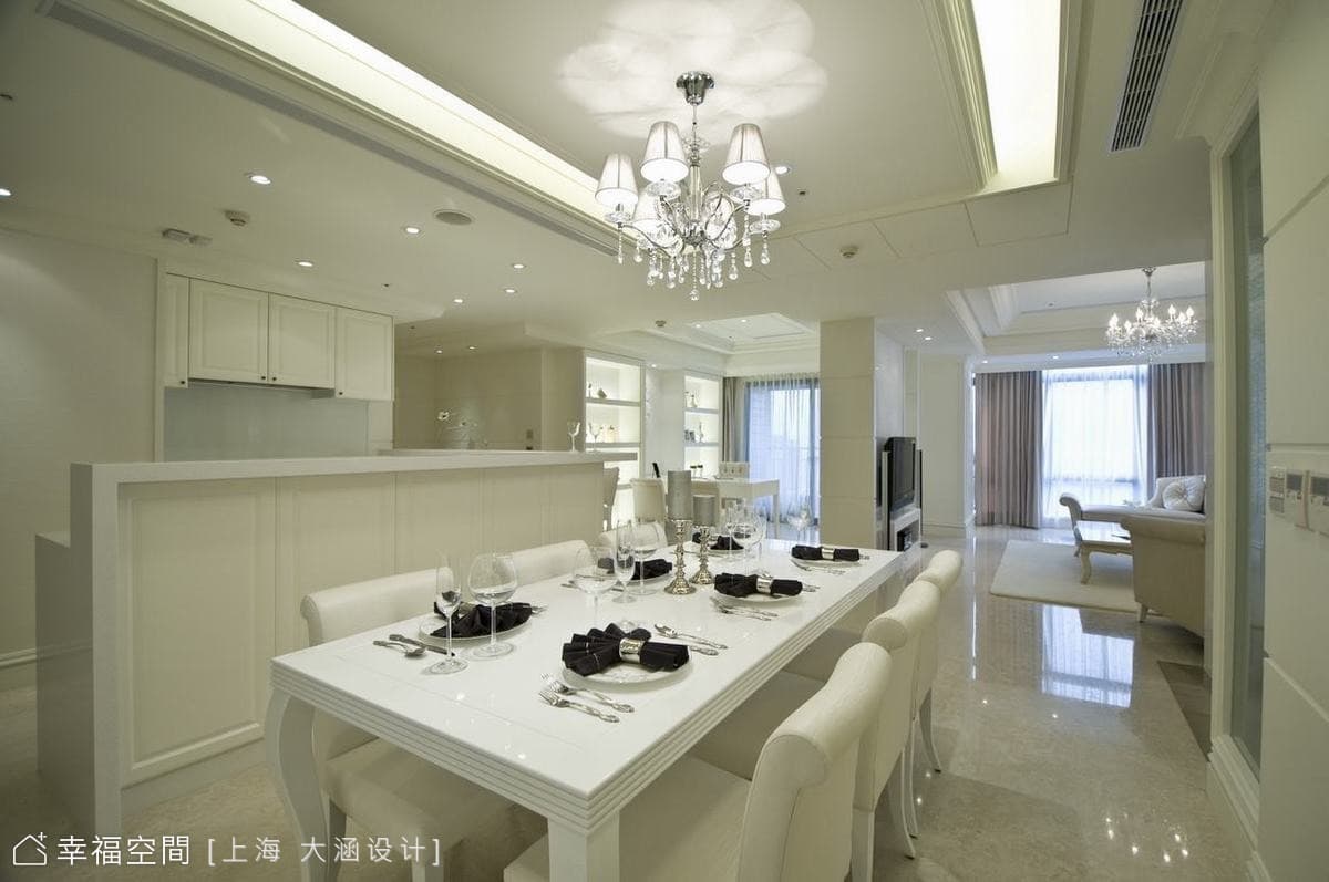 餐廳望向客廳