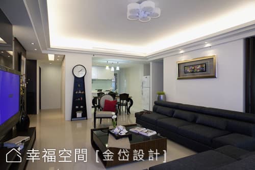客廳望向廚房