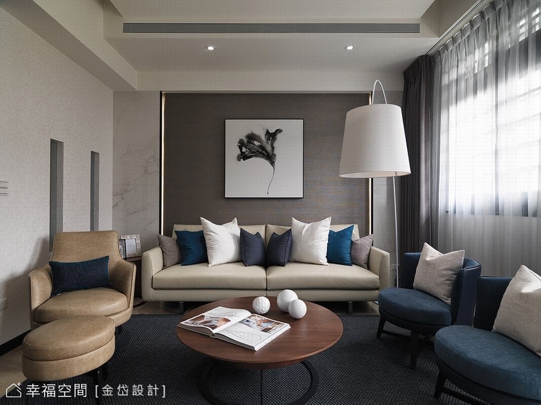 沙發背牆