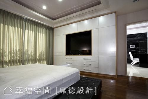 主臥望向客廳