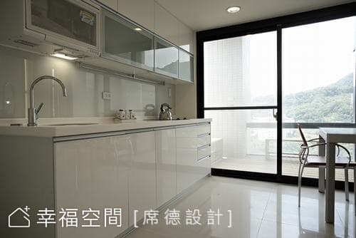 餐廳望向陽台