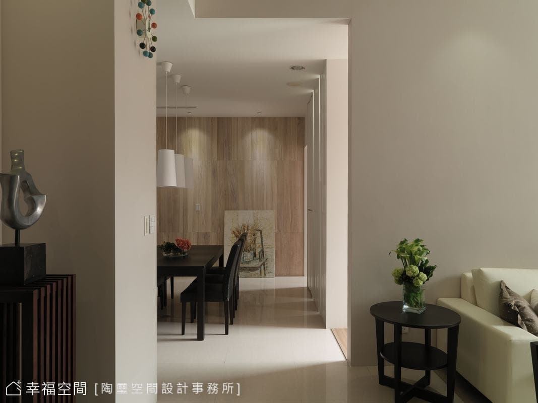玄關面向餐廳