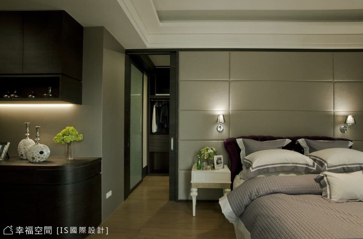 主臥床頭