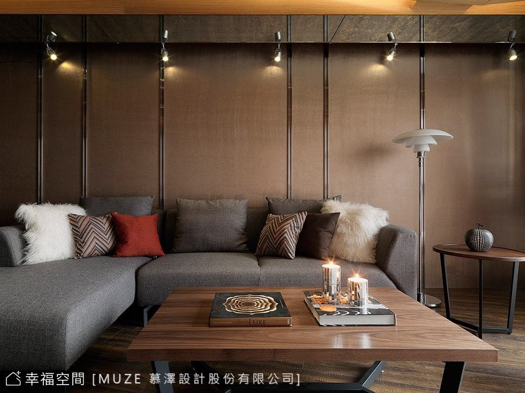 沙發背牆