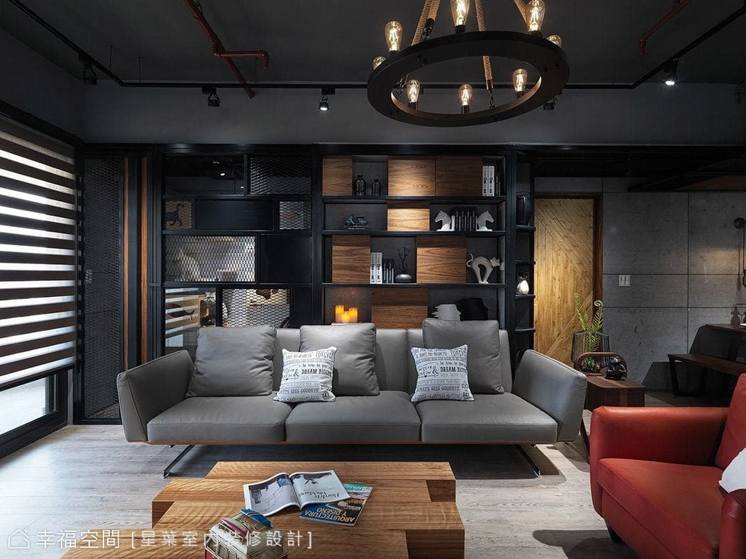 沙發背牆