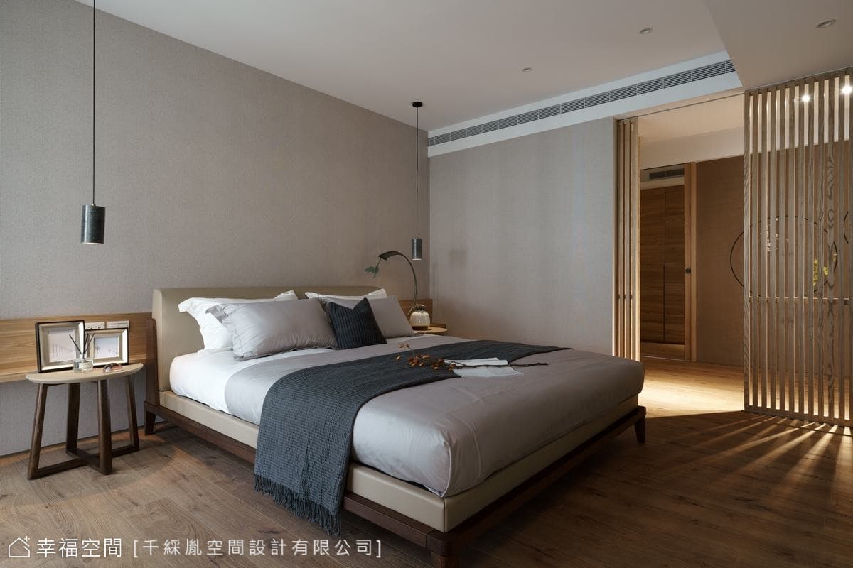 主臥格柵拉門