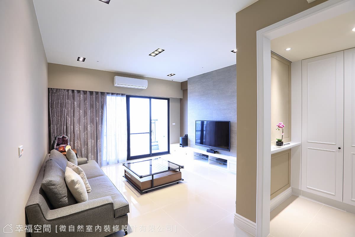 從玄關進客廳
