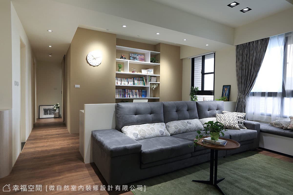 沙發背牆