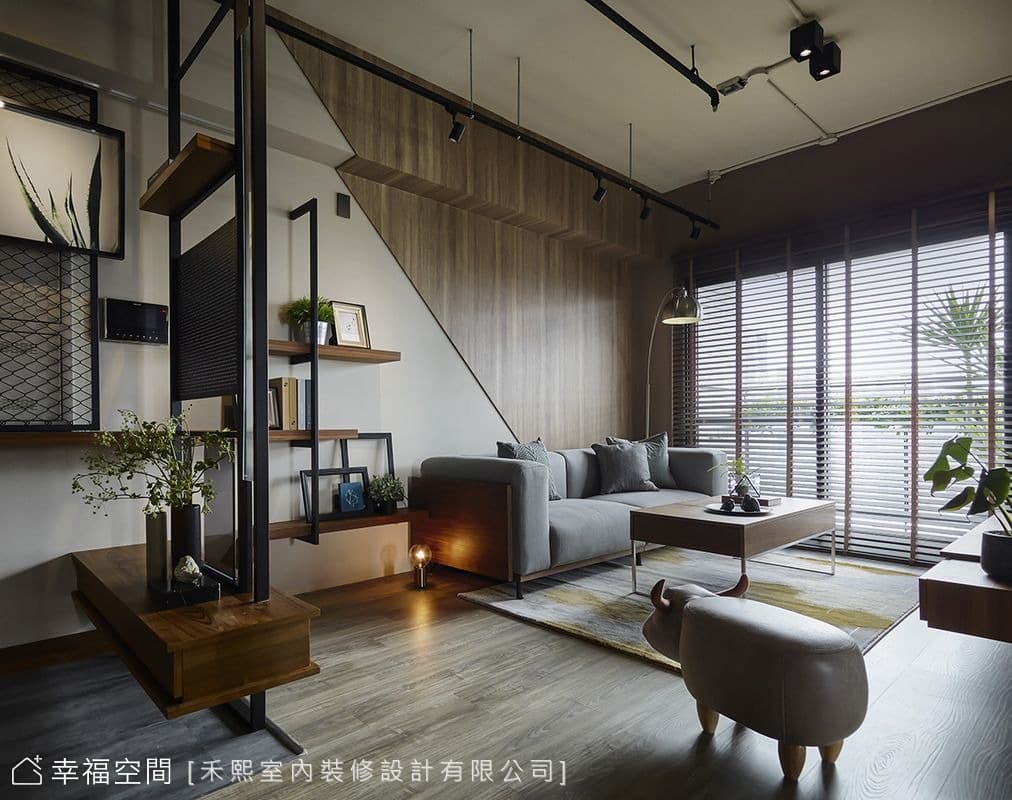 沙發背牆