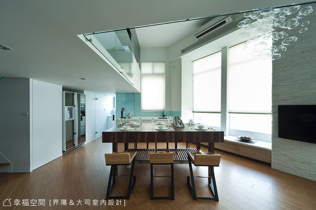 窗邊臥榻