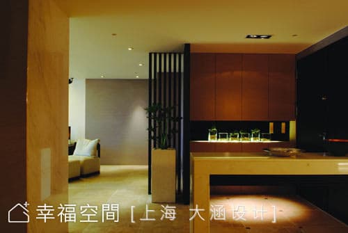 餐廳望向玄關、客廳一角