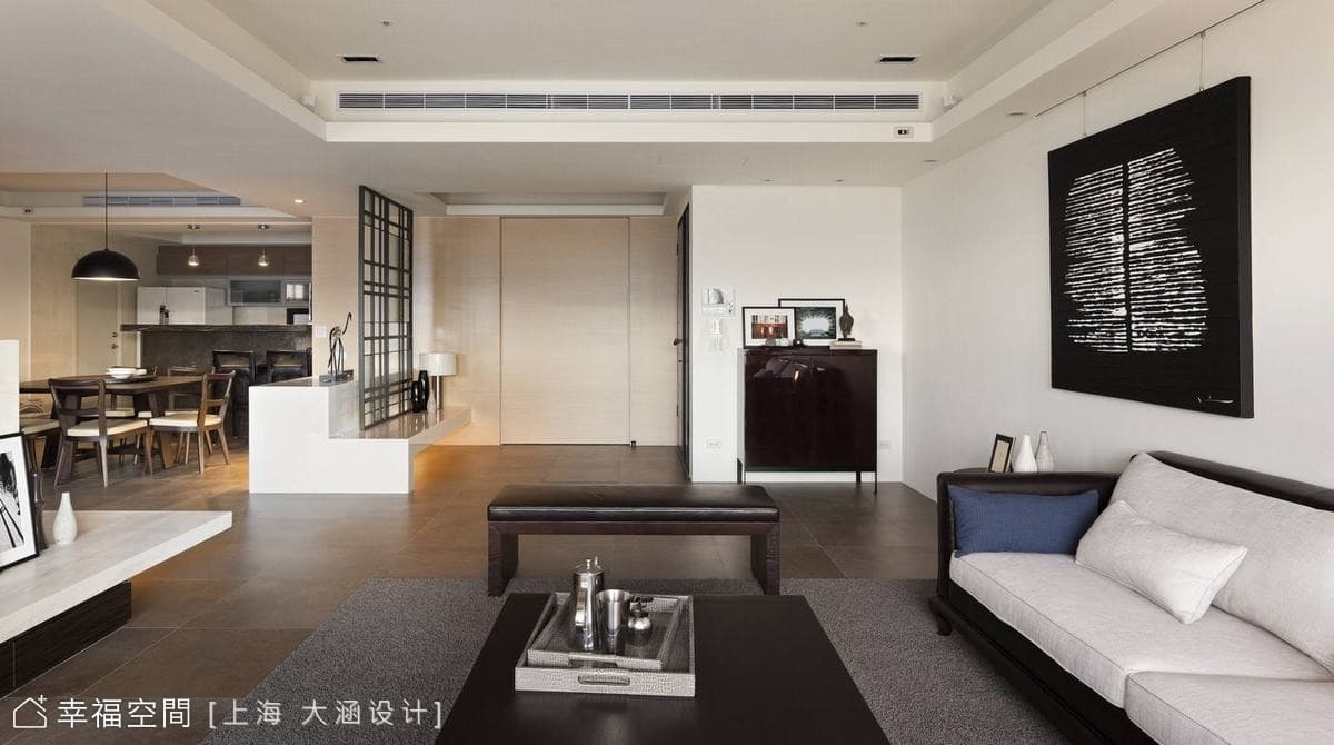 客廳望向玄關