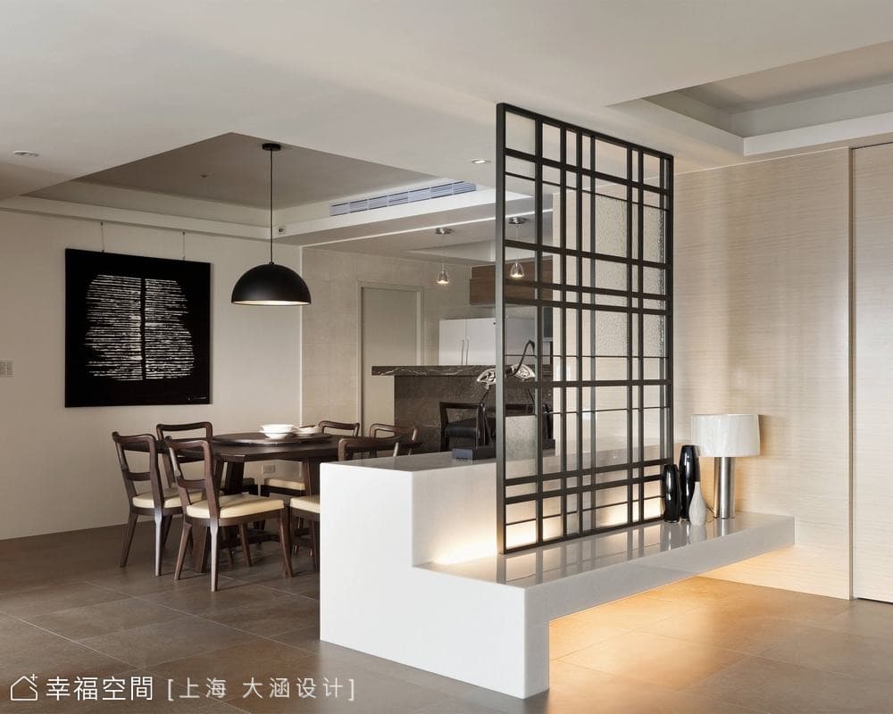 客廳望向餐廳