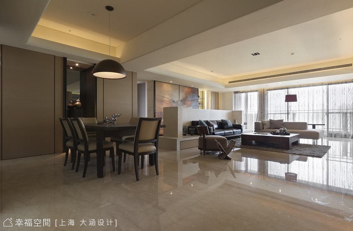 餐廳望向客廳