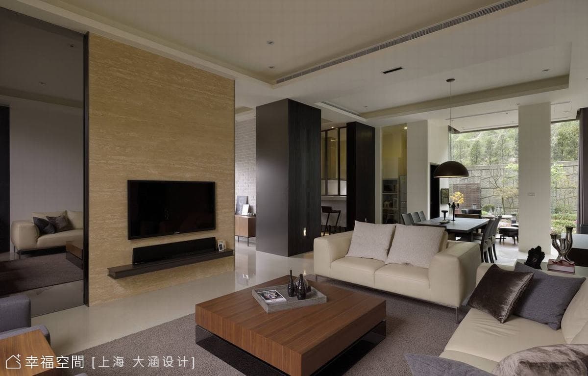 客廳望向餐廳