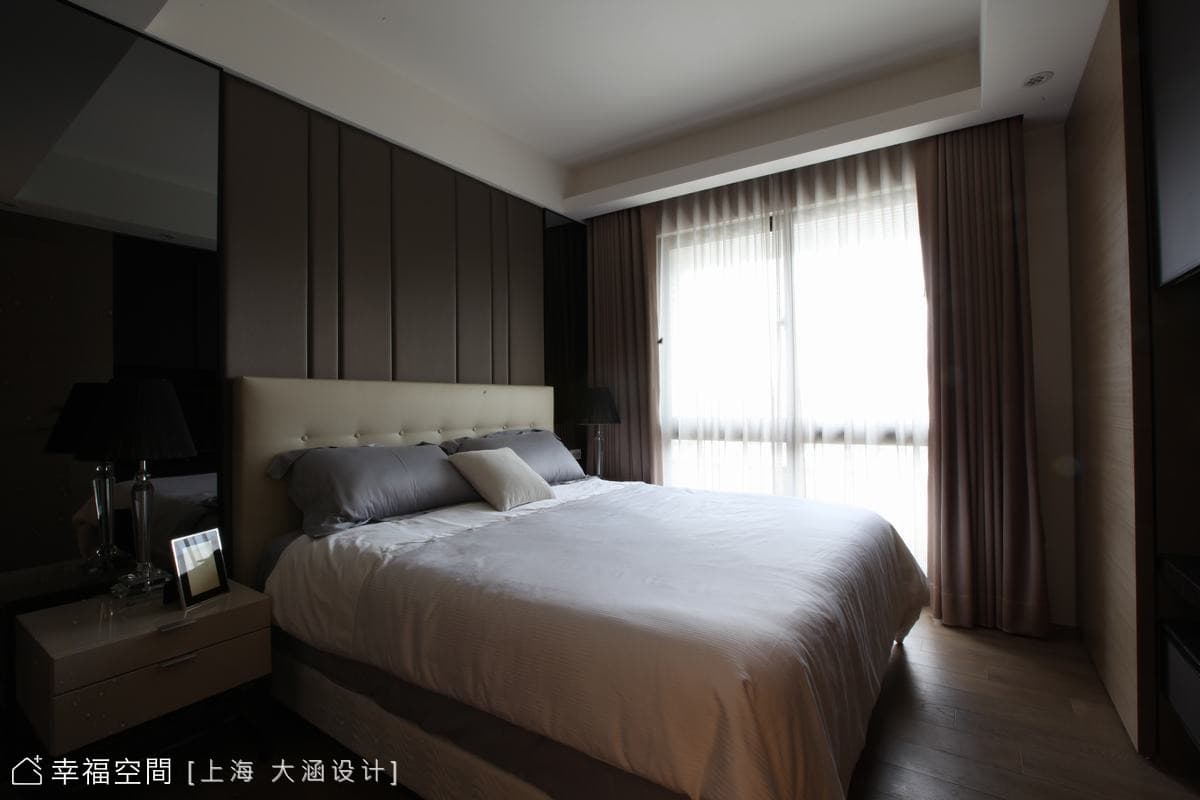主臥床頭