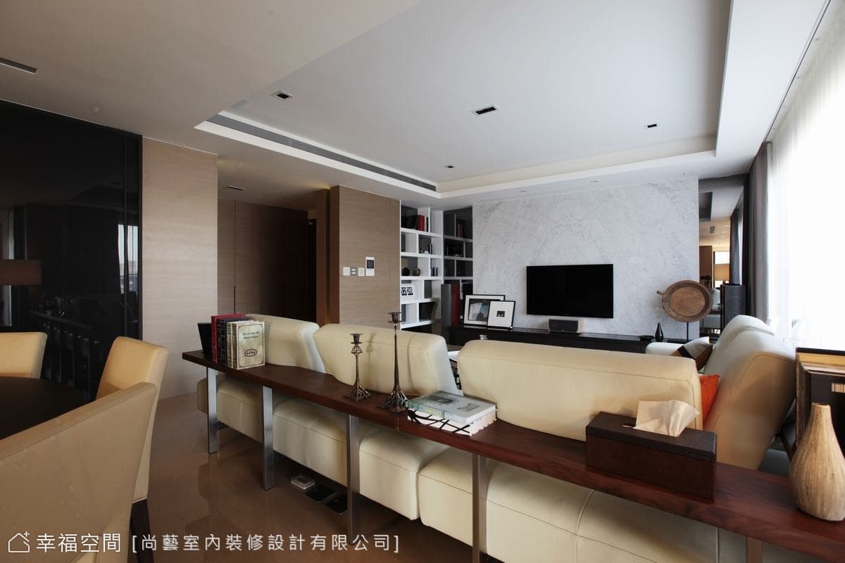 客廳望向玄關