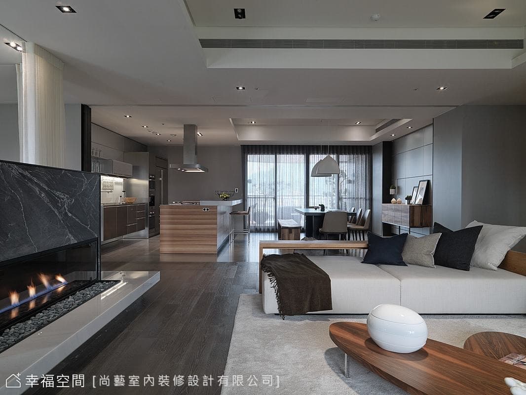客廳望向餐廳