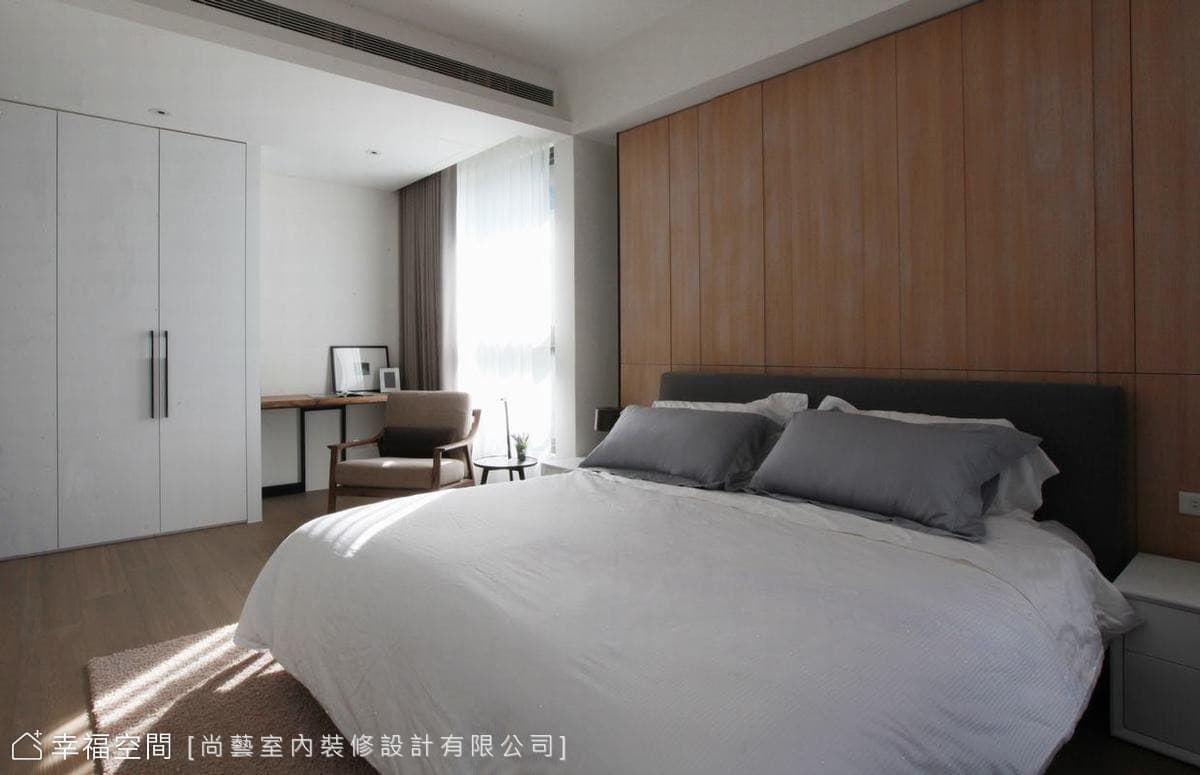 主臥床頭
