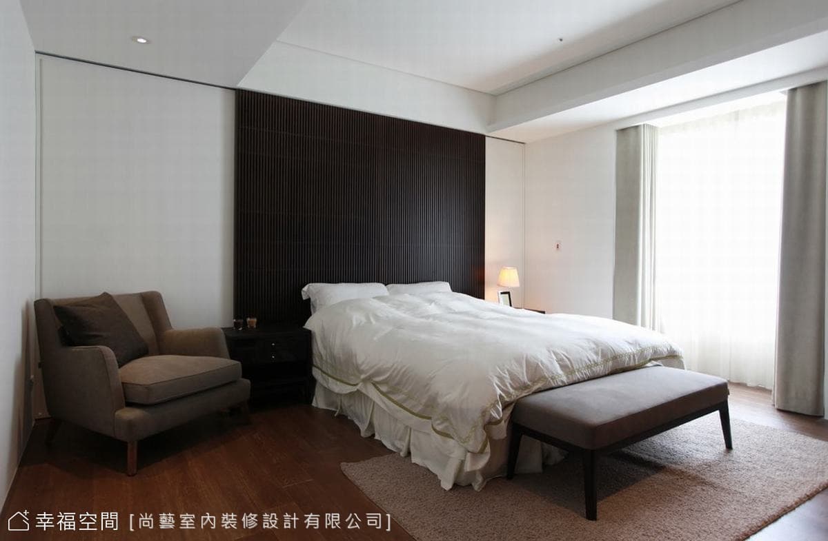 主臥床頭收納