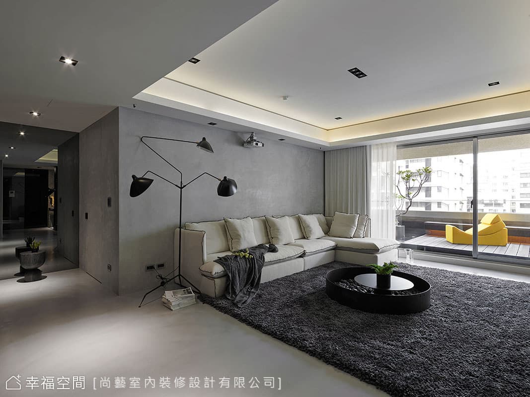 沙發背牆