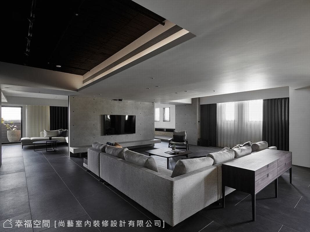 天花板兩側升高